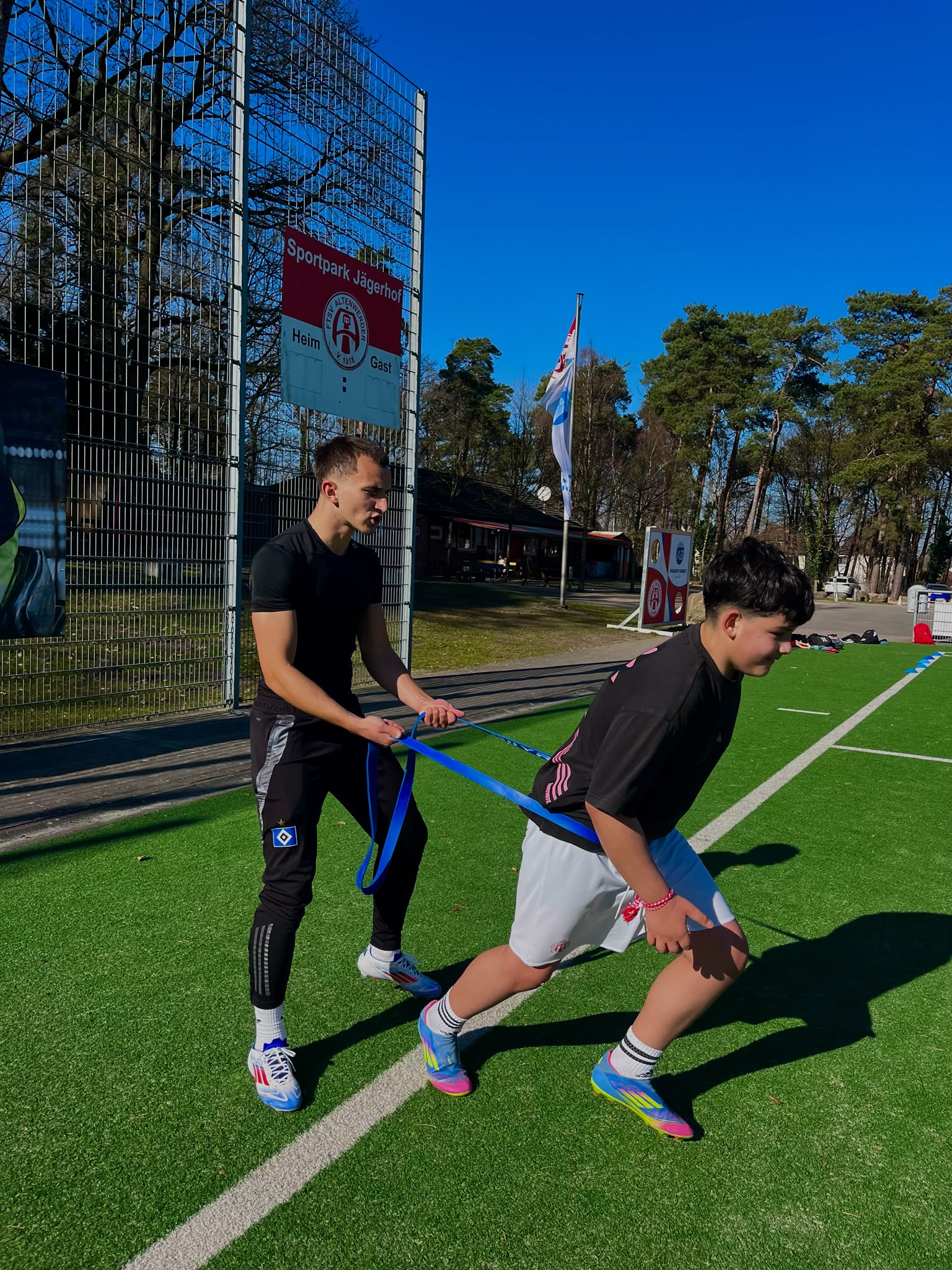 Arthur Filimonov beim Athletiktraining mit Widerstandsband mit einem jungen Spieler