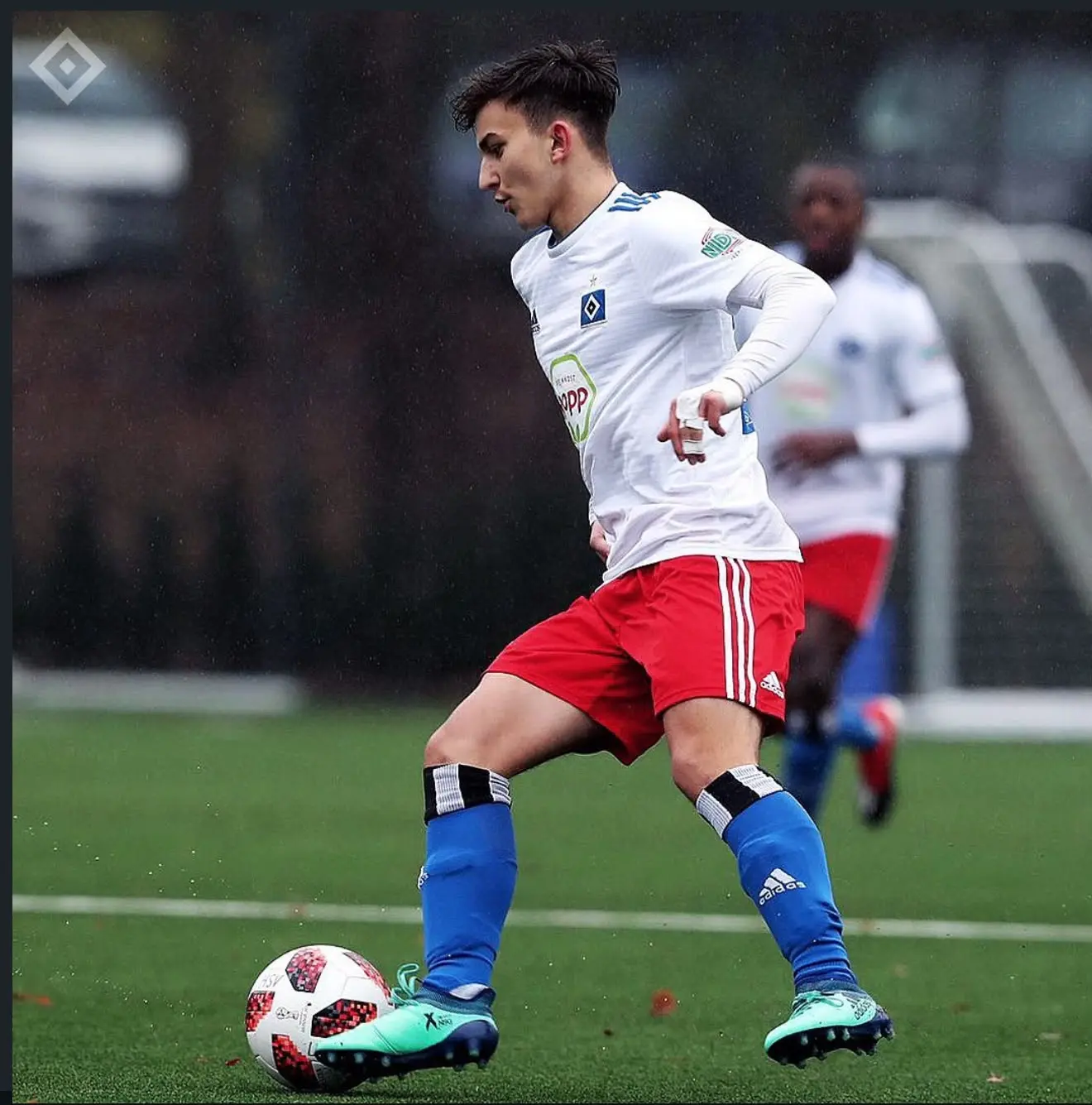 Arthur Filimonov im HSV-Trikot beim Dribbling während eines Spiels