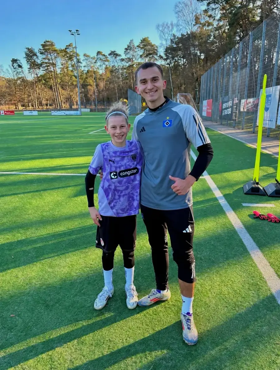 Arthur Filimonov beim Training mit einem jungen Spieler auf dem Platz